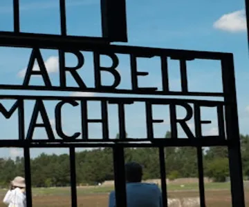 Sachsenhausen Concentration Camp Memorial: Guided Tour + Bus from Beriln